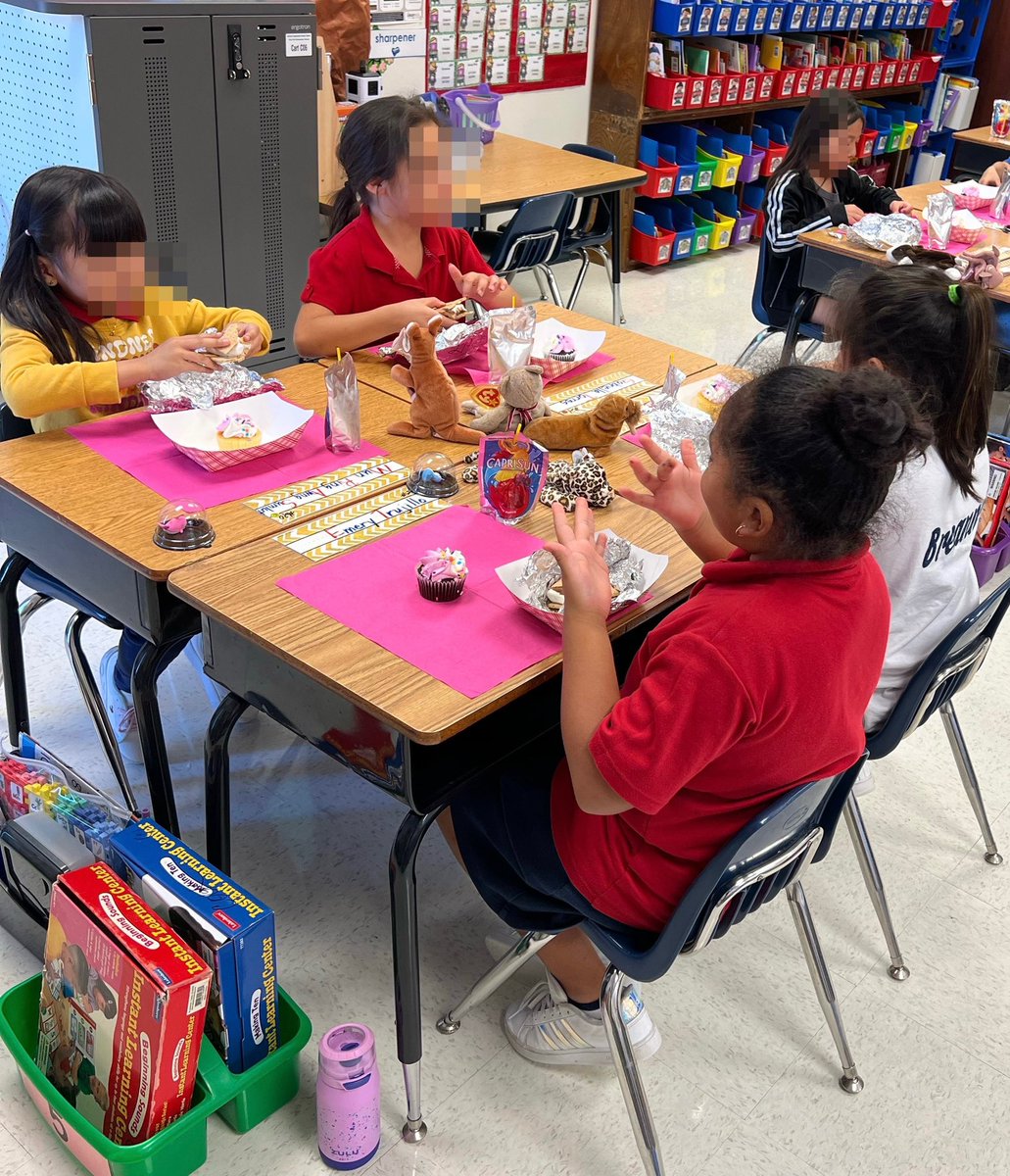 CarianneRapp's tweet image. @ClubHill_Cougar Students investigate and observe the physical properties of a piece of chocolate, marshmallows and how adding heat can change things. #smores #LearningIsSweet