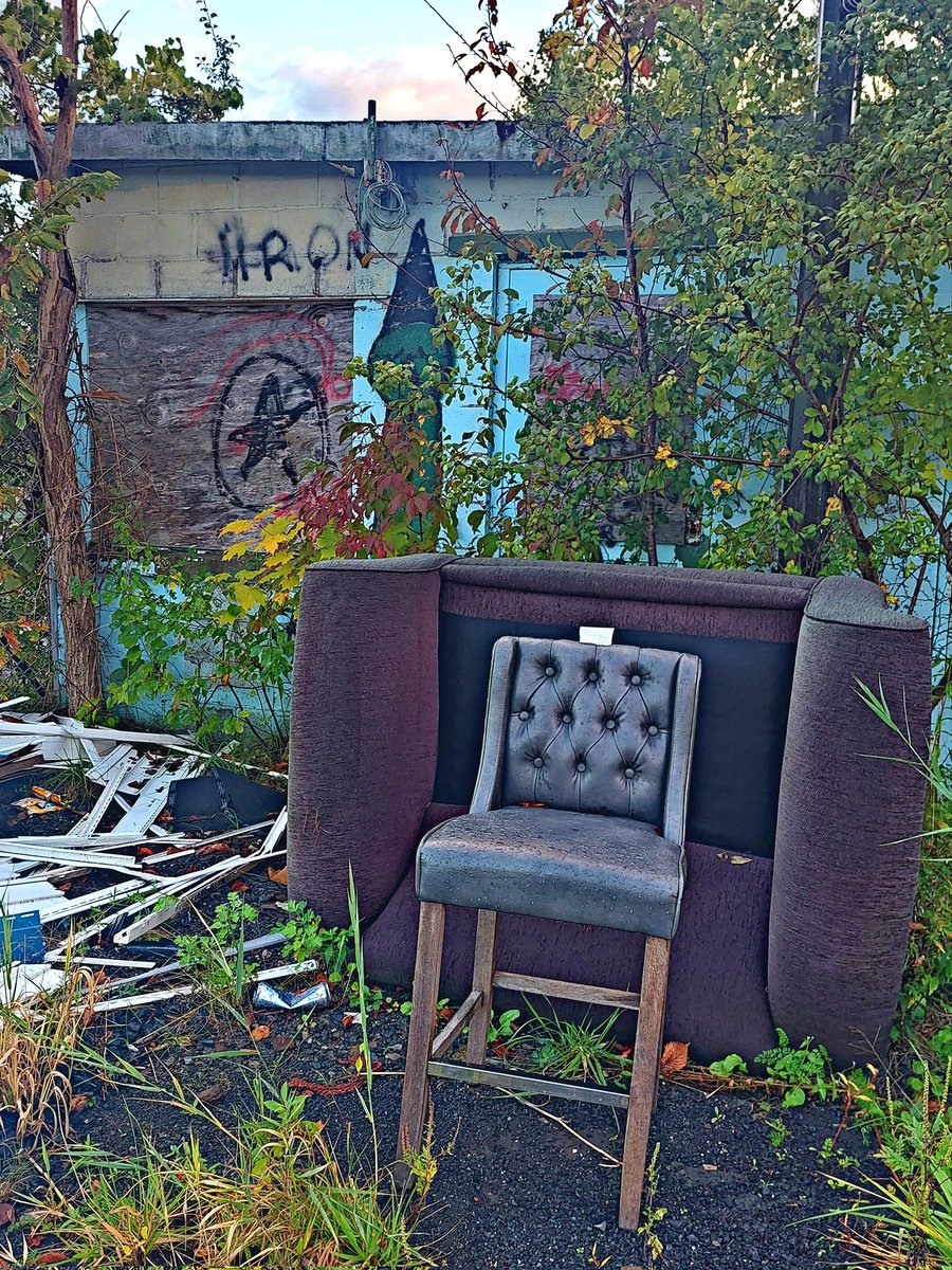 Sharingan_grrl's tweet photo. We love to see it🤘😻 thank you @Goonswood #art #nygraff also appreciate the random-chair-art https://t.co/JvrhphmNnL