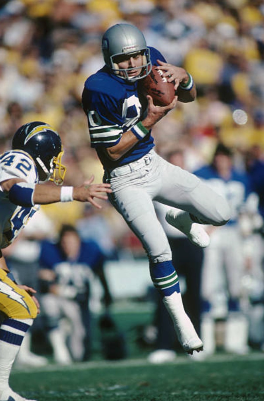 Happy Birthday to the owner of one of the best pairs of hands in NFL history, Steve Largent!  