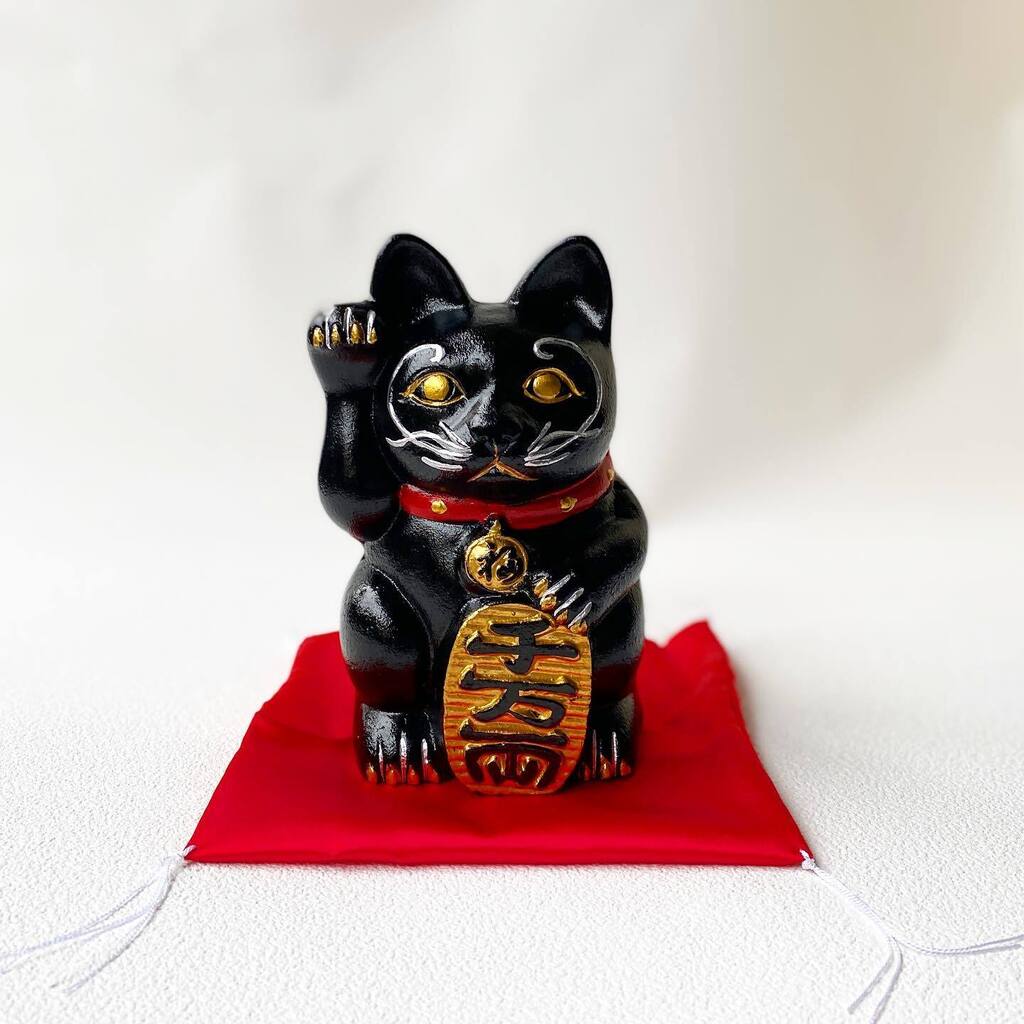 manekinekoai's tweet photo. It's a lucky cat made of steel.
Very rare😊
#manekinekoai #japan #japanesecraft #japangift #madeinjapan #japangift #handcraft #takaoka #ironware #manekineko #luckycat #becomingcat #招き猫 https://t.co/LI8ujU9kZC https://t.co/AdjG0D4bVP