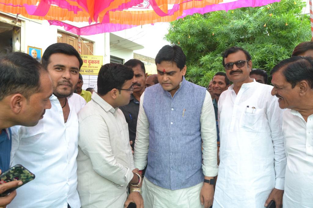 MayurRaka1's tweet photo. This Happens only in BJP
Central Ministers also listen the views of young leaders.
@Shantanu_bjp @BJP4Maharashtra @BJPMediCellMH @ivikrantpatil @ranajagjitsinh1 https://t.co/gHYBuodHE3