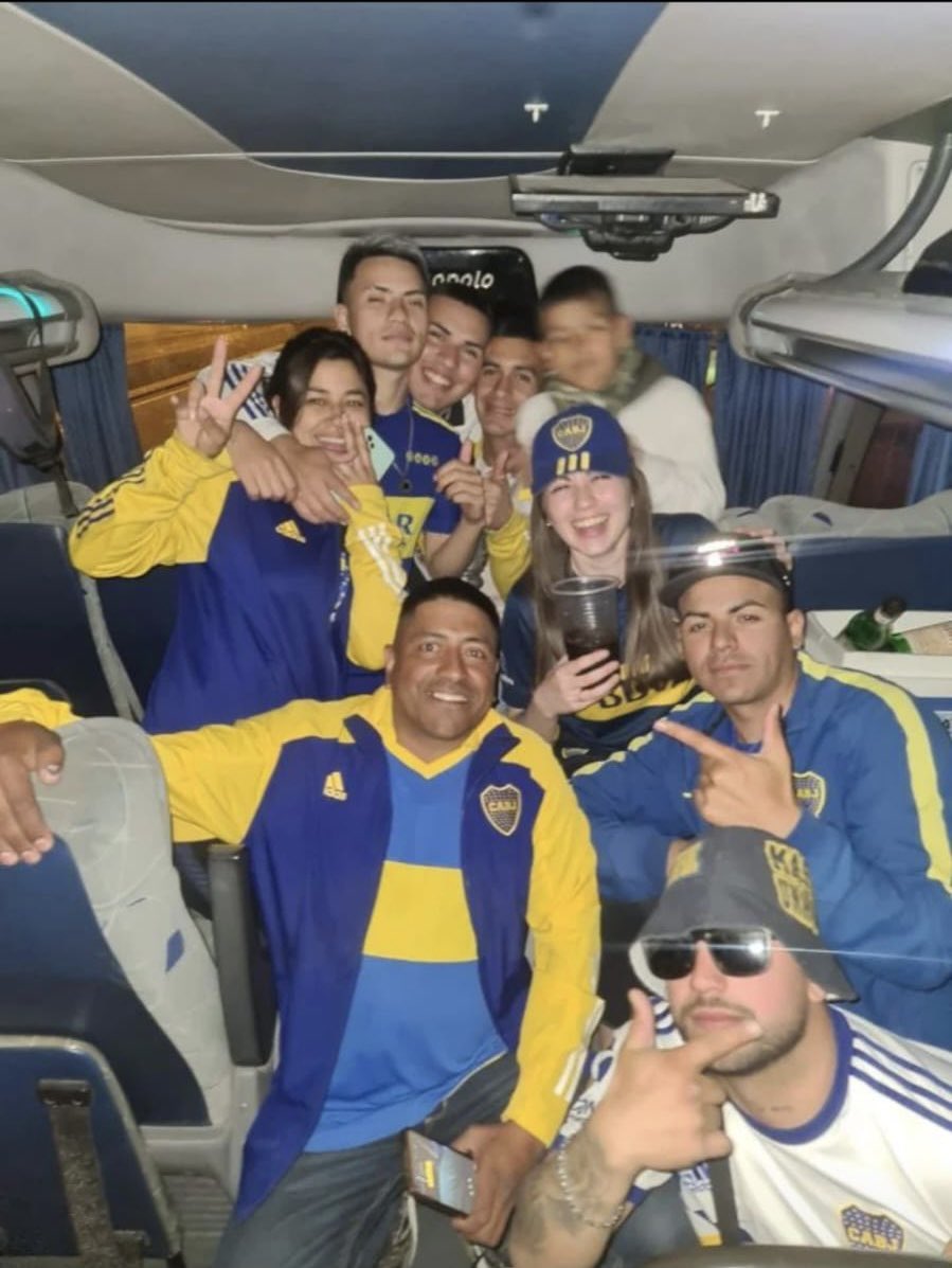 Volpini_Mariano's tweet photo. QEPD Pao y pronta recuperación para los demás hinchas de Boca involucrados en la tragedia de Mendoza. 💙💛💙 🖤 https://t.co/t23ZbbtNaS