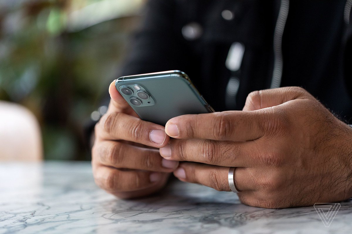 verge's tweet photo. Microsoft’s discontinuing SwiftKey on iOS next week https://t.co/XNqXwx7Z5B https://t.co/vm1KCCrt9W