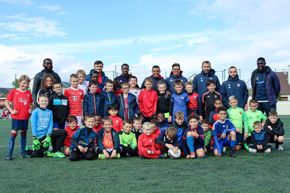 Le <a href="/SMCaen/">Stade Malherbe Caen</a> rendra régulièrement visite aux écoles de football du département cette saison ⚽️ 

<a href="/JohannObiang241/">Johann Obiang</a> &amp; <a href="/lamine_ms/">lamine sy</a> ont participé à une séance avec les jeunes de l’<a href="/usonm/">usonm</a> cet après-midi 🤝 

#SMCaen #TeamSMC