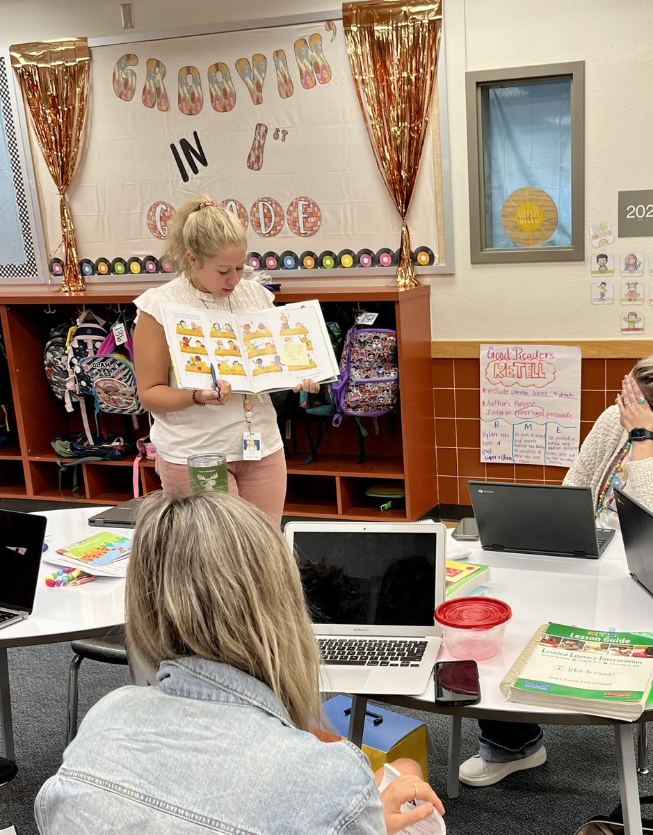 When a teacher demonstrates for her team how learning looks in her own classroom, all students win! Thank you @sluders_stars for sharing how you plan for & use interactive read aloud & shared reading every day. @allenelem #OurAllenLegacy @ci_elem #FISDliteracy