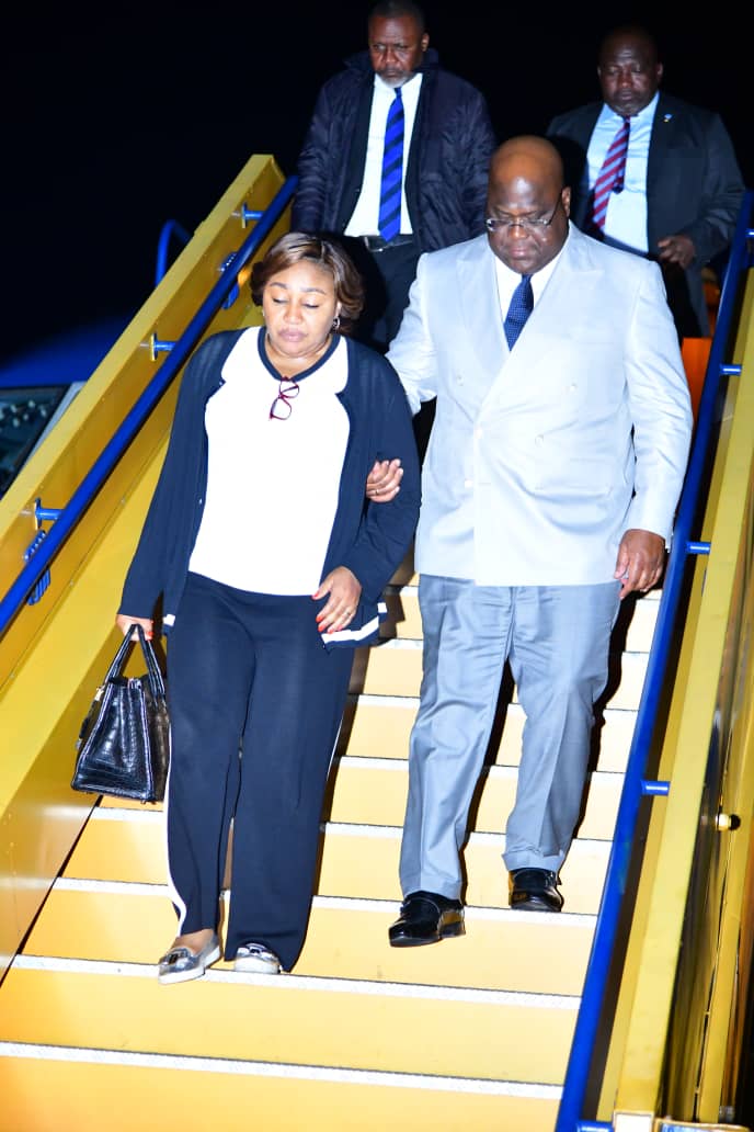 Presidence_RDC's tweet photo. #RDC I 28.09.2022 #Kinshasa
Le Président de la République est arrivé à Kinshasa ce mercredi 28/09 en début de soirée.
Il a été accueilli à l'aéroport de Ndjili par le PM, Jean-Michel Sama Lukonde, son Dircab, Guylain Nyembo et d'autres autorités de la République. https://t.co/BnBhRbDXHR