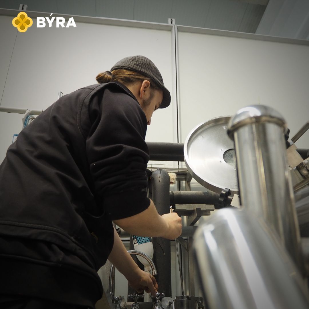 🍺 Elaboramos tu Cerveza 🍺 
¿Se te ha pasado por la cabeza iniciarta en el mundo cervecero pero sólo ves el abismo?
¡Somos tu Fábrica! 🔝 El equipo de Býra te acompaña con TODO. 👏😍
.
#BÝRA #CervezaByra  #cervecerosnomadas #PaisVasco #BasqueCountry 
#VitoriaGasteiz