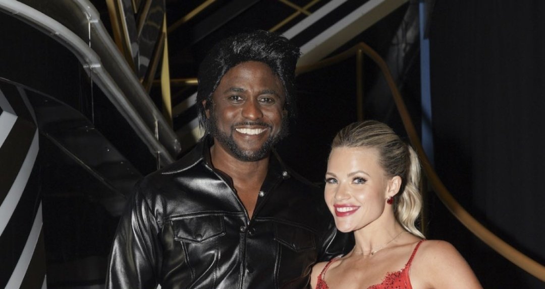 ALittleLiarPLL5's tweet photo. @officialdwts Wayne! 👏💙🥰 #TeamDoubleDubs #ElvisNight #DWTS https://t.co/NsTWdBQXCy