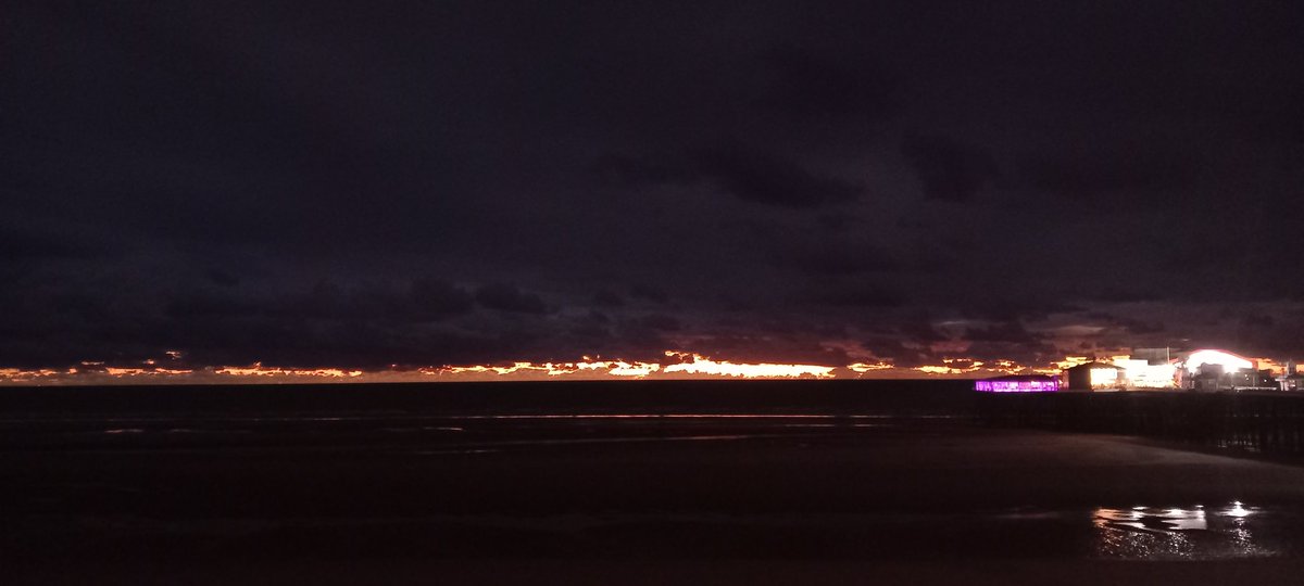 VodkaGothBitch's tweet photo. #BlackpoolAtNight #OwnPics 🖤 https://t.co/swTKziD8qC