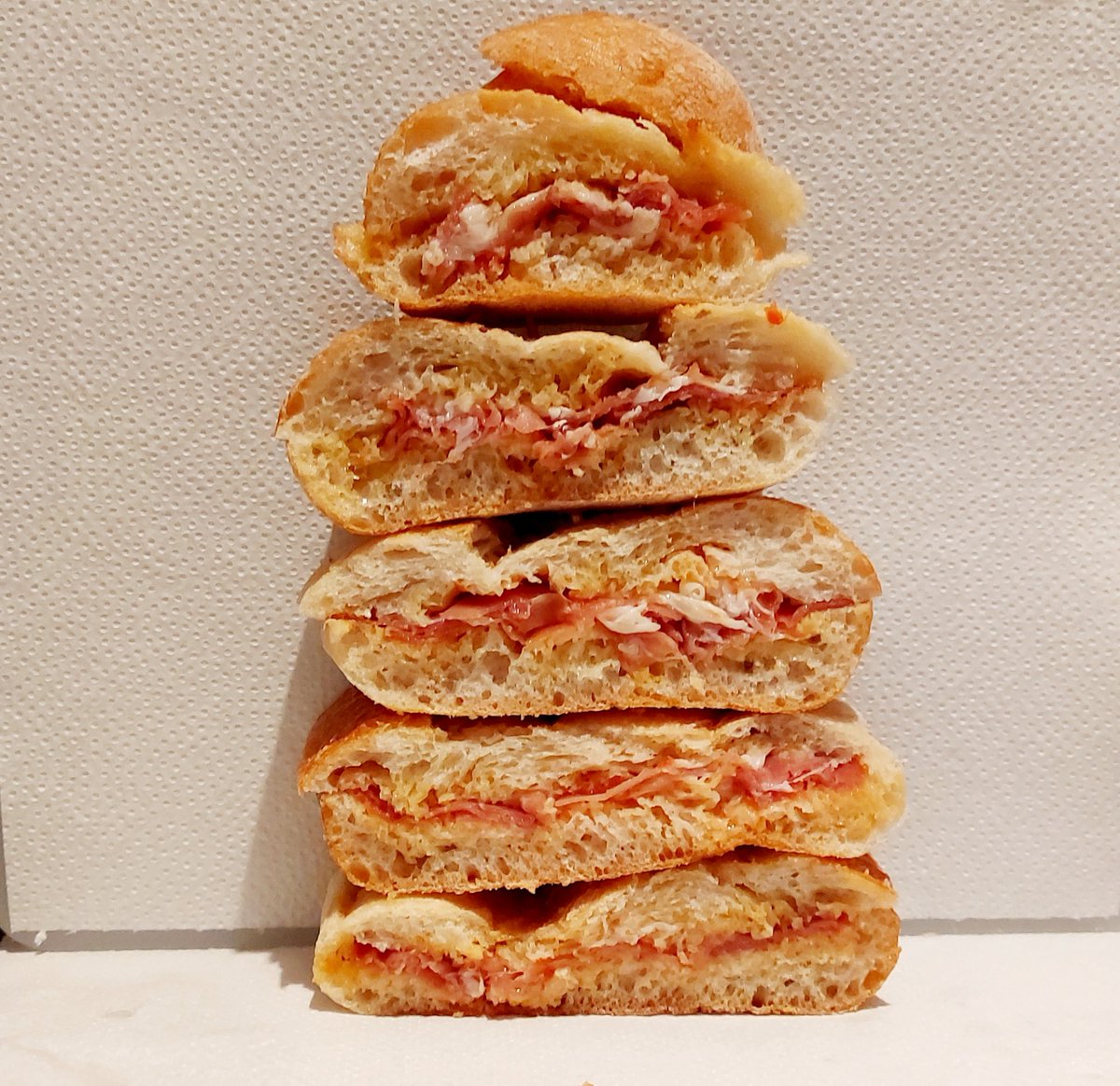 comocomodiadia's tweet photo. #bocadillo... #pantomate, un toque de #aove y #jamon... #guisoyo #comocomodiadia https://t.co/ltuDXjfqaj
