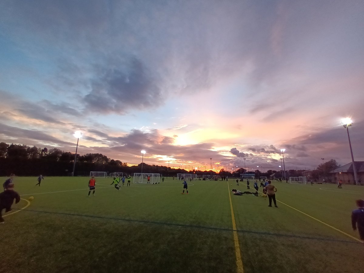 SimonmcbrideP's tweet photo. @finney_sirfc @UCLanSport #footytraining @BowkerBMW #AutumnVibes #Autumn https://t.co/qmiOrKFYAw