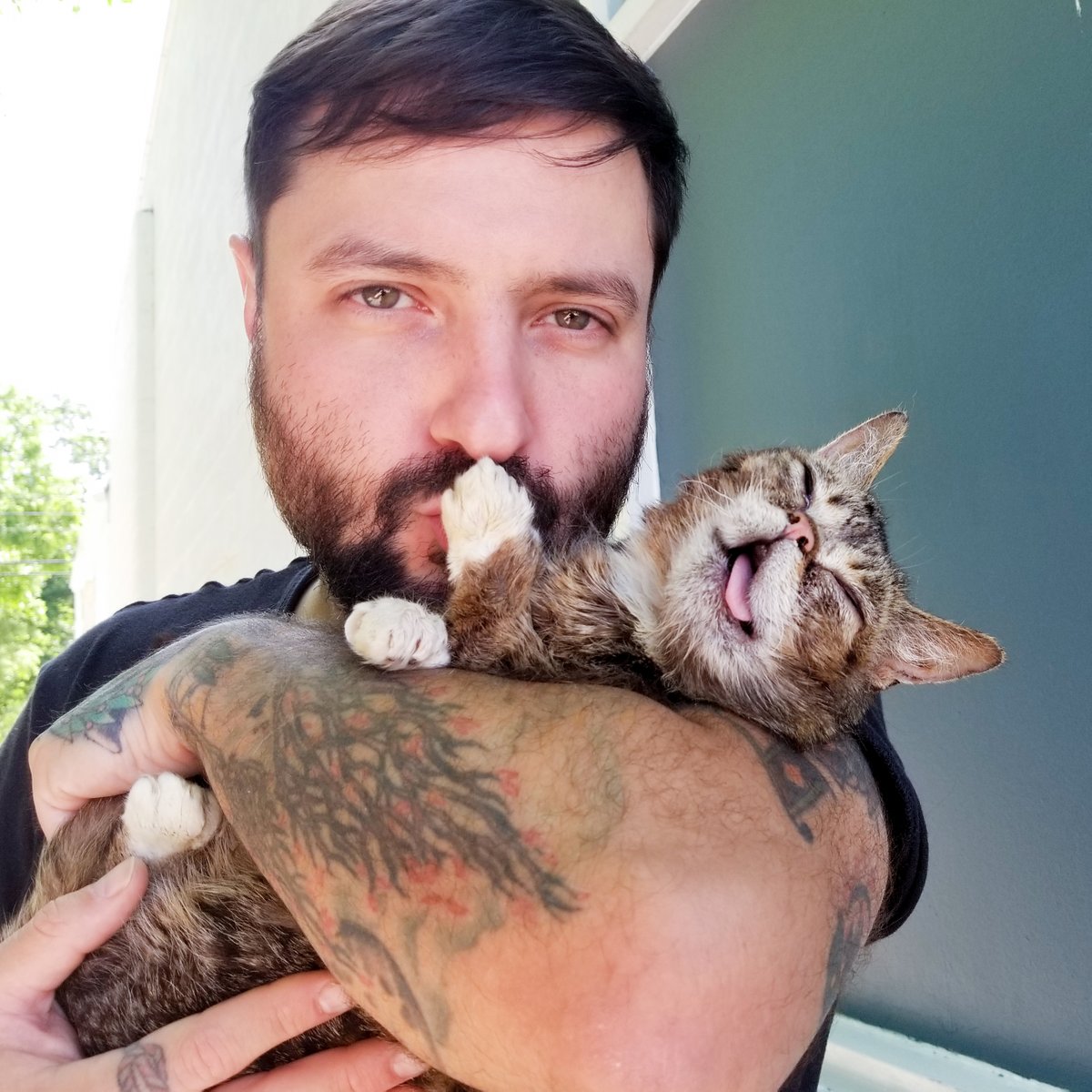 BUB's laughing in this photo because she had just used the litter box. hahaha very funny, BUB