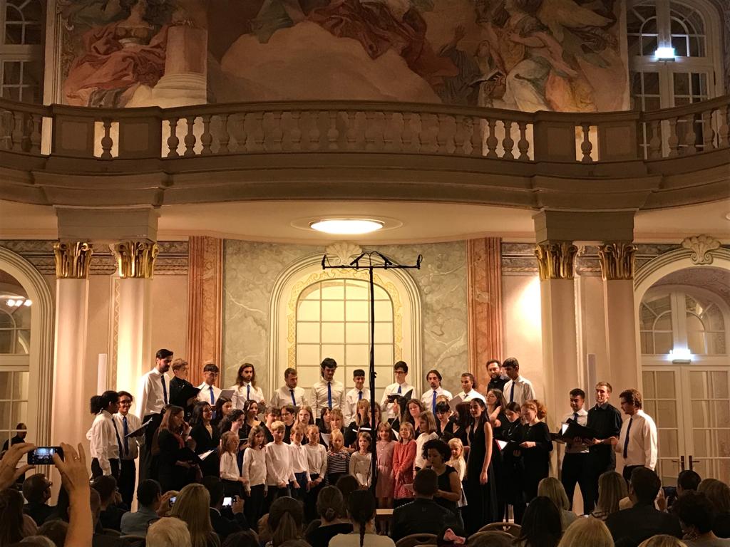 CoroVplC's tweet photo. No tenemos palabras para explicar la felicidad que nos ha dado cantar junto a los dos coros de la Musikschule de Ettlingen.💙

¡Cómo nos ha unido la pasión por la música entre los dos coros!🌍🎶

#Fiestacanta #VplC https://t.co/OFMhShZotz