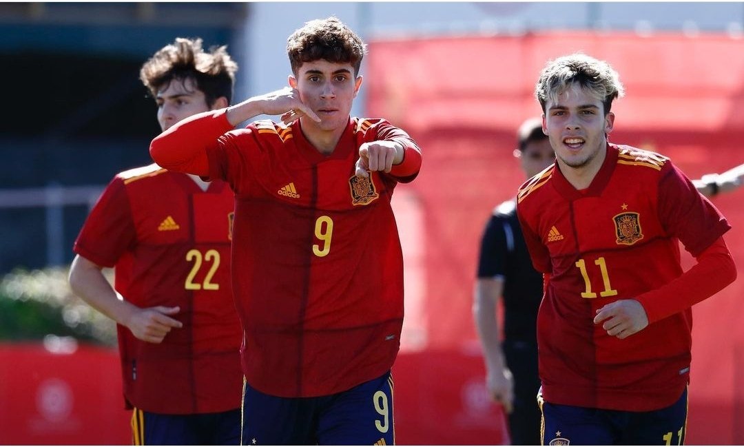 ffrm_es's tweet photo. 🔝💎 El cartagenero Álvaro Ginés...¡incluído en la lista de MEJORES PROMESAS elaborada por @guardian 🗞️!
🙌 El joven jugador del @lafabricacrm e internacional con la @SEFutbol S-18 🇪🇦 tiene un gran futuro por delante.
🗒️ LA LISTA: ➡️ https://t.co/dGgWcCekoJ
¡#DaleCrack 🫂! https://t.co/kRWYMCuYzr