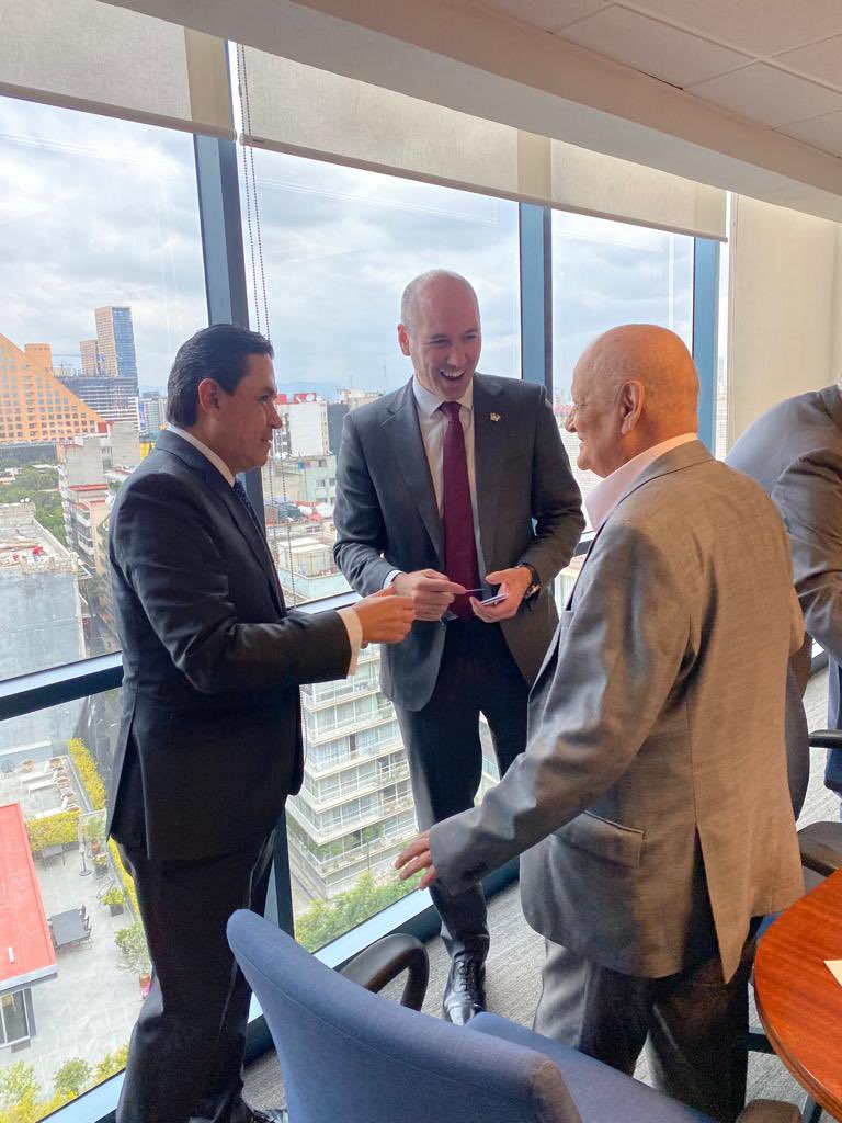 ComceOficial's tweet photo. 🇲🇽🇬🇧 Nos reunimos con Andy #Burwell, Director Internacional del @CBItweets, Charlotte #Heyes, Jefa Negociadora del #ReinoUnido y representantes de la @UKinMexico para compartir propuestas para mejorar la relación bilateral con miras a un TLC benéfico para ambas partes #SomosCOMCE https://t.co/b6JiiYWdI9