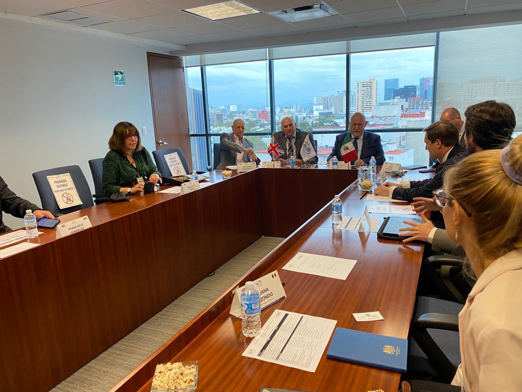 ComceOficial's tweet photo. 🇲🇽🇬🇧 Nos reunimos con Andy #Burwell, Director Internacional del @CBItweets, Charlotte #Heyes, Jefa Negociadora del #ReinoUnido y representantes de la @UKinMexico para compartir propuestas para mejorar la relación bilateral con miras a un TLC benéfico para ambas partes #SomosCOMCE https://t.co/b6JiiYWdI9