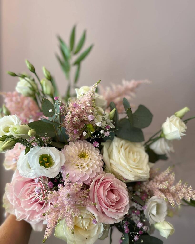 Dahlia season. When you think of dahlias you often think bright and bold. But look at this soft pink dahlia right at home in this pretty pastel bouquet. Think marshmallows…..

#devonflorist 
#northdevonwedding
#northdevonweddings
#devonweddingflorist… instagr.am/p/CjD_ggGsxyF/