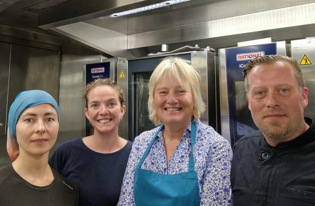 AWI_Media's tweet photo. Coolest kitchen on a research vessel, chocolate cake for all after an amazing research cruise.
@POGO_Ocean
@NipponZaidan
@UNOceanDecade
@ocean_training
@NfPogoCoE
@helmholtz_en https://t.co/nMjBgyV1VE