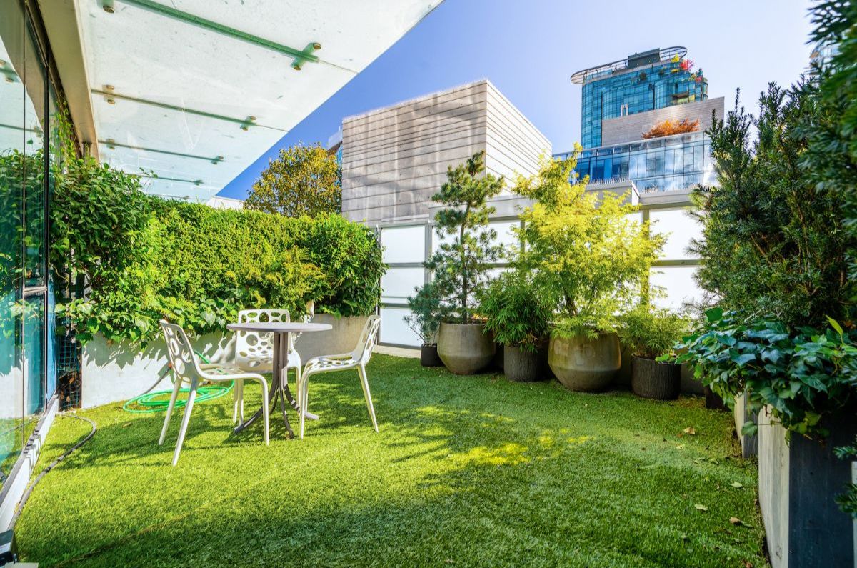 PaulAlbrighton's tweet photo. Modern Coal Harbour 2-level condo and more... - https://t.co/cJoySVnEbR https://t.co/xq5FbpvvHO