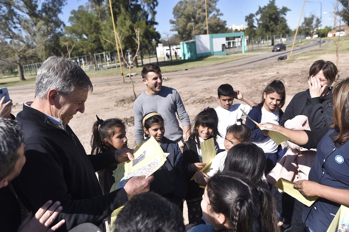 emiliojaton's tweet photo. Los chicos y chicas de la escuela Padre Catena dejaron su huella en el #ParqueGaray
Esta semana, junto a alumnos y alumnas de la escuela Padre Catena, colocamos 50 nuevas especies de árboles en uno de los espacios verdes más importantes de #SantaFeCapital. https://t.co/t7XDyOOXqb
