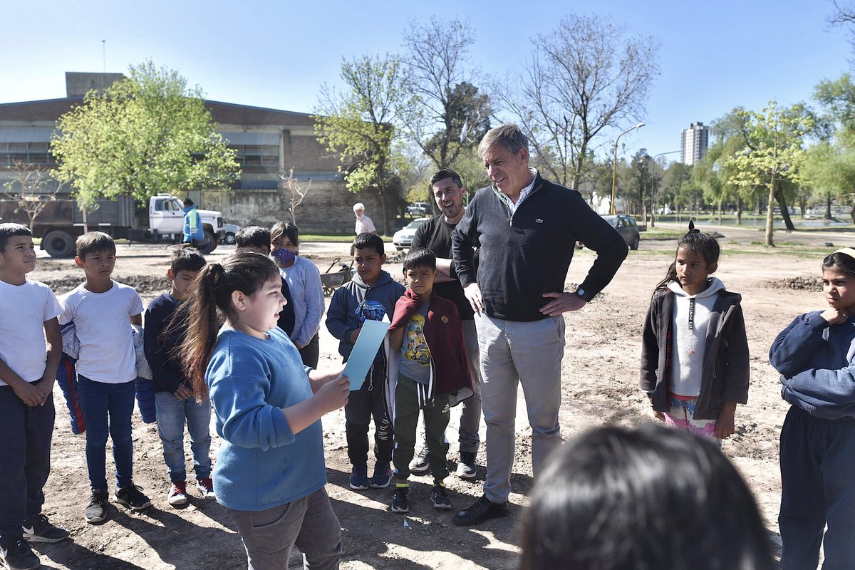 emiliojaton's tweet photo. Los chicos y chicas de la escuela Padre Catena dejaron su huella en el #ParqueGaray
Esta semana, junto a alumnos y alumnas de la escuela Padre Catena, colocamos 50 nuevas especies de árboles en uno de los espacios verdes más importantes de #SantaFeCapital. https://t.co/t7XDyOOXqb