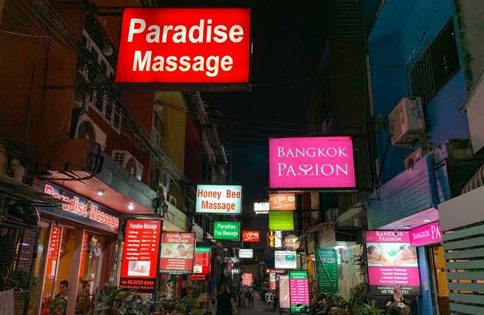 thairedlight's tweet photo. Massage Places part 2
There is other type of massage place called "Pretty Spa". Pretty Spa is the massage parlor that doesn't care much about massage and the girls automatically do the handjob for you, but you can ask for a 'full option' https://t.co/RznT5ZthGJ