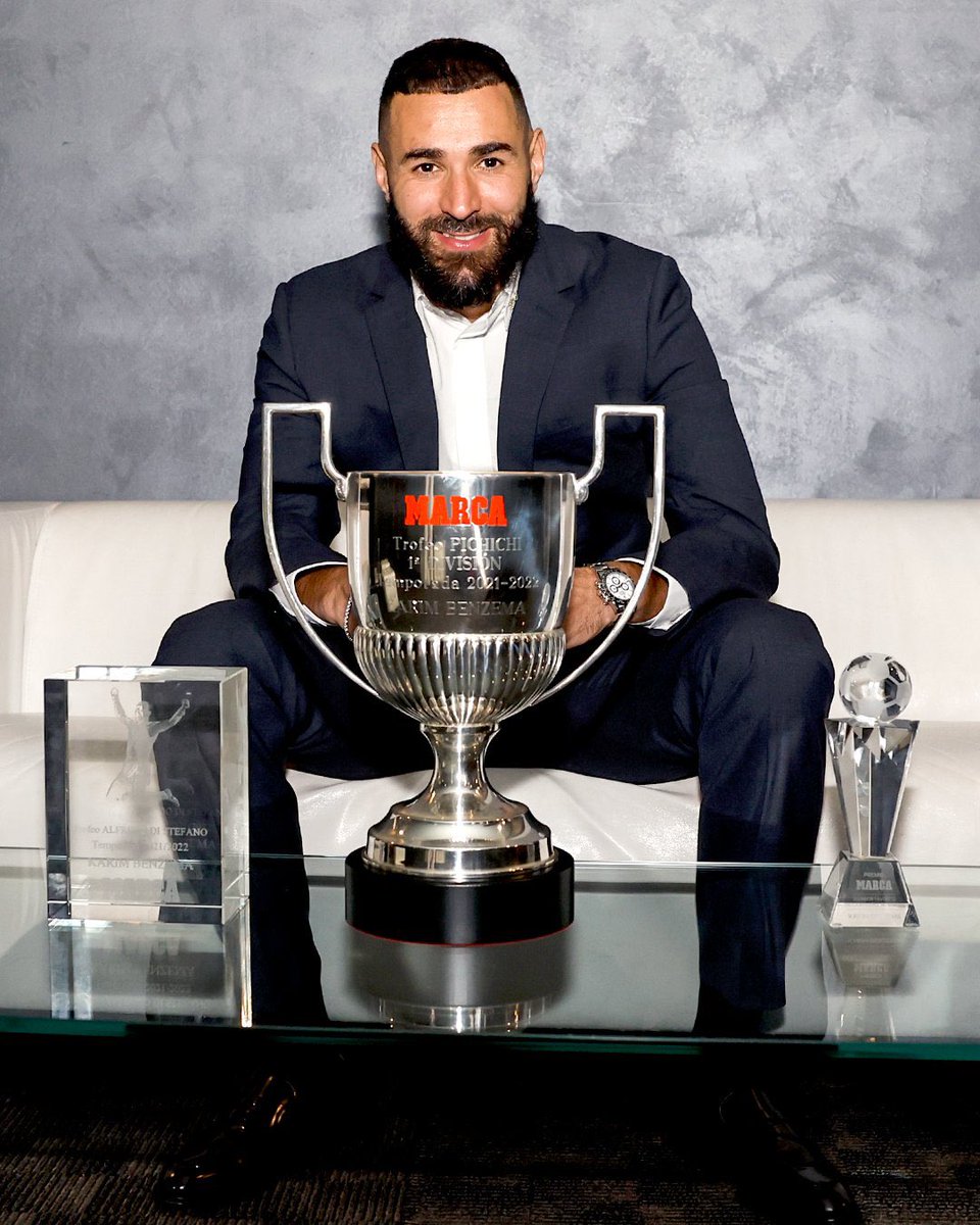 Karim Benzema picked up three awards from MARCA today 👏

• Pichichi Trophy. (La Liga top scorer) 
• Di Stefano Trophy. (Best in La Liga)
• Fan MVP Trophy.

Ballon Do’r ⏳💫⭐️