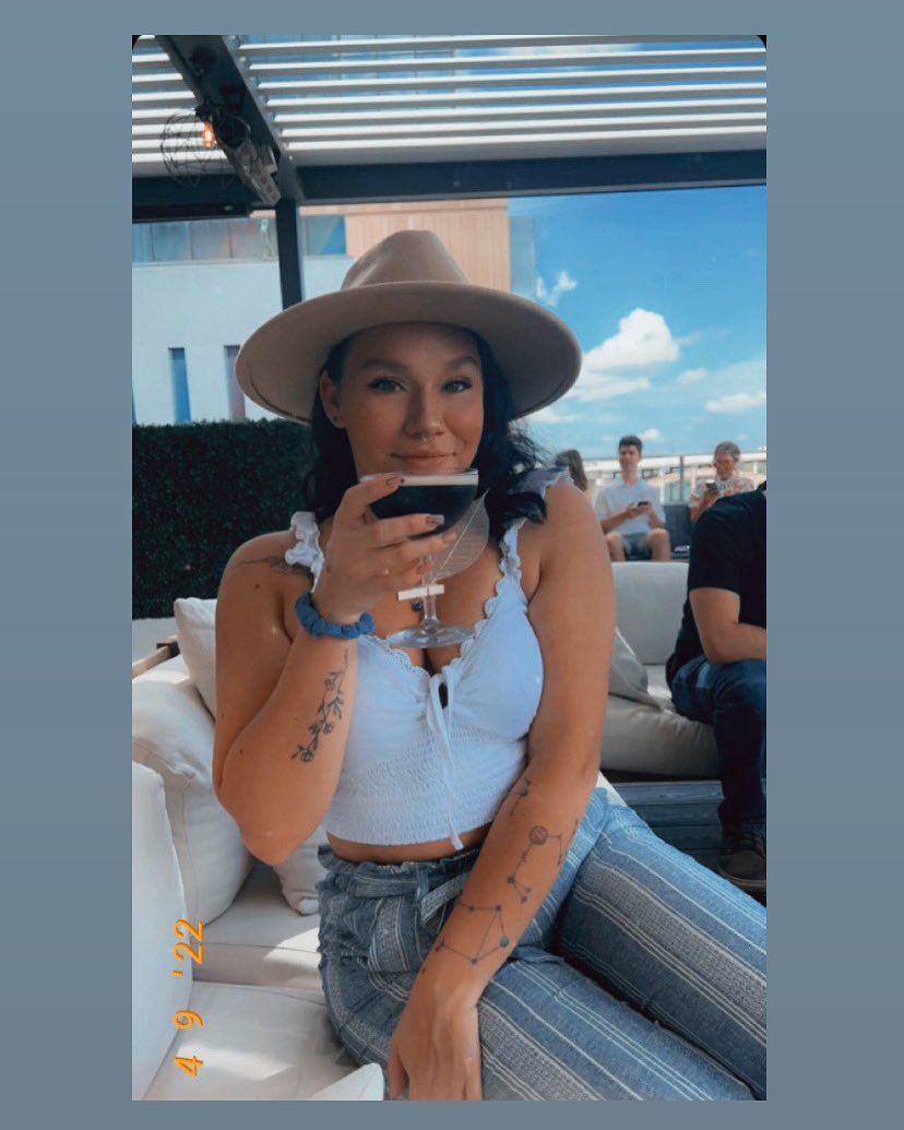 Avi_Elise's tweet photo. I realized the only time I go on twitter is to just make the notification go away. Here’s my face. ✌🏼 https://t.co/eCVwb1orTU