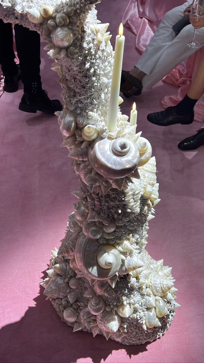 this shell sculpture at the acne studios show via laravioletta’s insta story 🫧🐚
