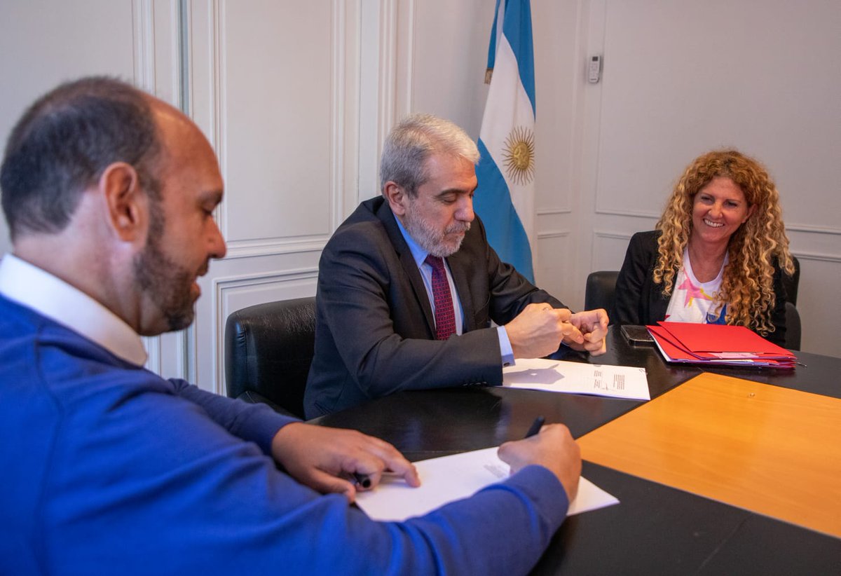titosanzio's tweet photo. Seguimos sumando inversiones para el nuevo Centro de Seguridad Ciudadana en Plaza Colón.
Junto a @FernandezAnibal acompañado de @mercedeslagio, firmamos el convenio que implica una inversión de 10 millones de pesos para completar el traslado y ampliación del Centro de Seguridad. https://t.co/vliEpGTaP2