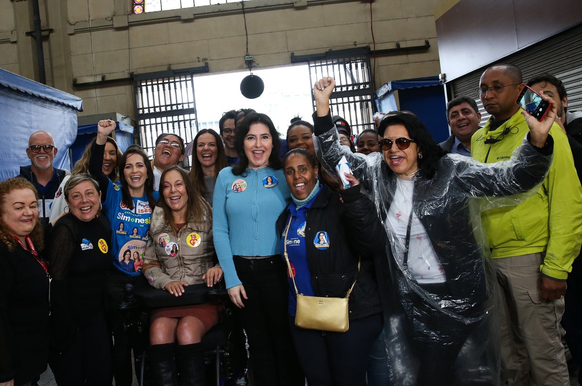 PSDBoficial's tweet photo. Emocionante a Caminhada da Esperança de @simonetebetbr no Mercadão de São Paulo com direito a parabéns e bolo de aniversário para a nossa querida candidata a vice-presidente da República, @maragabrilli. #elassim #simoneemara #simonesim💙 https://t.co/Qp3xxIut7L