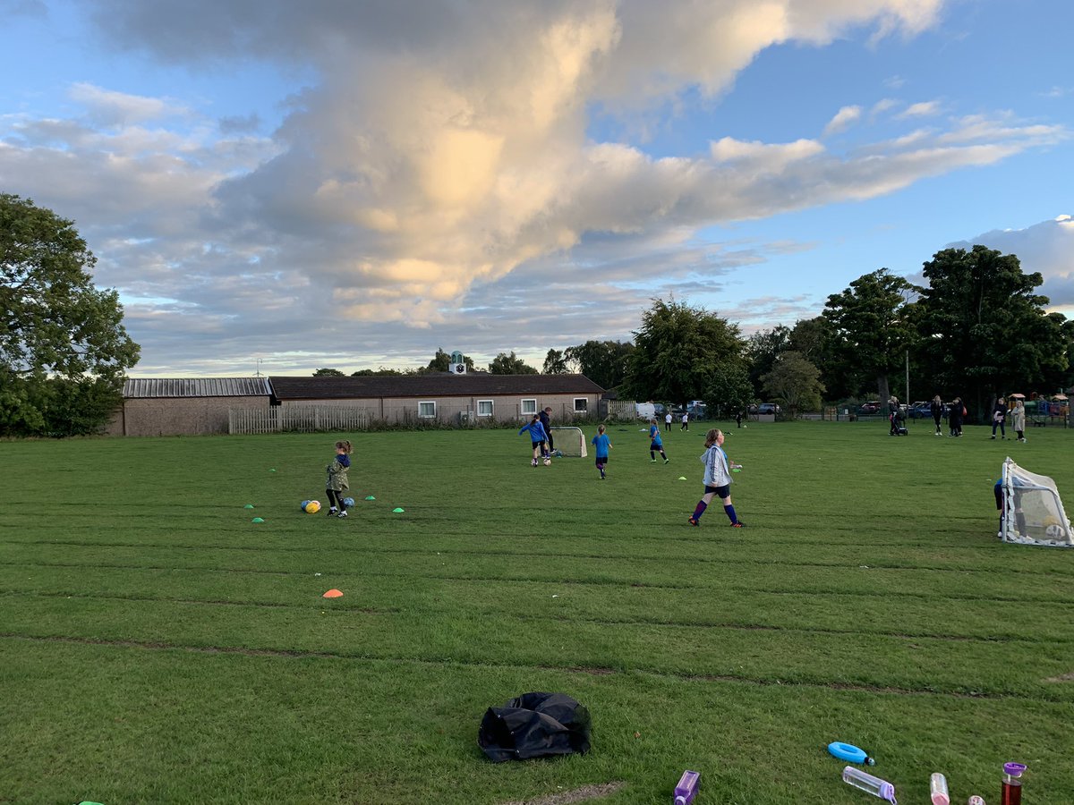 A great turnout at training tonight…. 17 <a href="/hrfcgirls/">HawardenRangersGirls</a> under 8s all keen and eager to learn

Well done girls and roll on the weekend  ⚽️