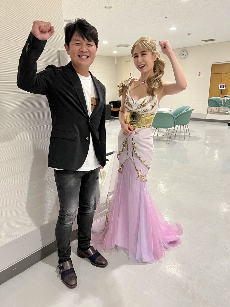 Monster Hunter Rise: #SUNBREAK

L’OST est disponible partout maintenant !

Je chante « Sunbreak » en anglais, japonais et langue MH !

Voici une photo avec le producteur Tsujimoto. Devinez quel équipement a inspiré ma robe !

#mh #モンハン #メルゼナ