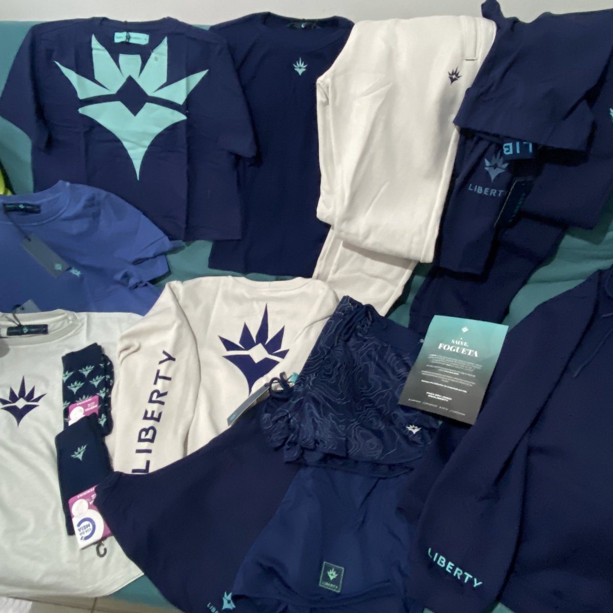 mariafogueta's tweet image. @libertyesports DO CÉU 🗣️🗣️🗣️
Vocês são absurdos! Muito obrigada por enviarem O DROP 2022! Tá incrível de lindo e eu tô encantada com todas as peças que chegaram gente 🥹💙
mt mt mt obrigada mesmo!
Se liga no tweet de baixo pra ver uns detalhes dessa coleção MARAVILHOSA