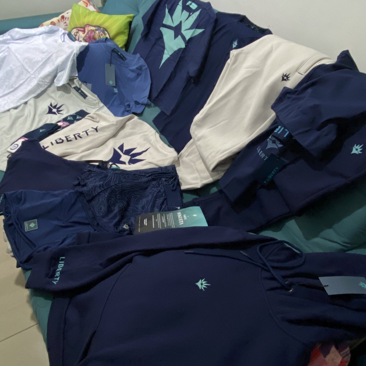 mariafogueta's tweet image. @libertyesports DO CÉU 🗣️🗣️🗣️
Vocês são absurdos! Muito obrigada por enviarem O DROP 2022! Tá incrível de lindo e eu tô encantada com todas as peças que chegaram gente 🥹💙
mt mt mt obrigada mesmo!
Se liga no tweet de baixo pra ver uns detalhes dessa coleção MARAVILHOSA