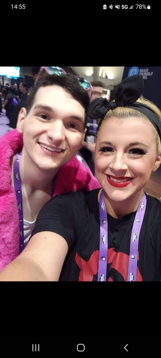 Choppedsaladd's tweet photo. @TwitchCon memories. Got to meet my favorite streamers. Yall were the best! 😊❤️#twitchcon2019 
@AlaskanSavageTV 
@antphrodite 
@Lobosjrgaming 
@GoldGloveTV https://t.co/RoB0w33rRB