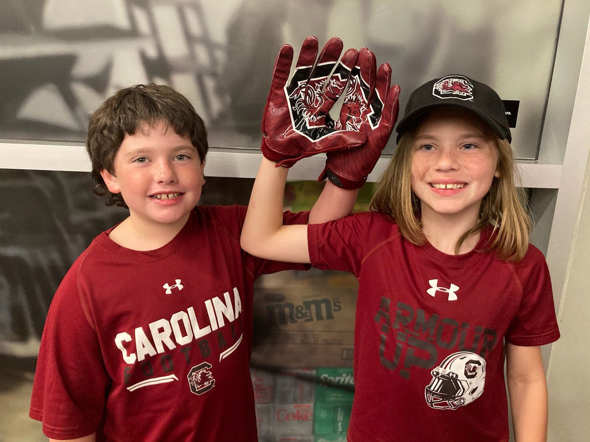 danalynsc's tweet photo. @_johnson864 Hey Brad! On Saturday night you gave your gloves to my son and nephew. My son took the glove to school today so all of his friends could try it on. 😂 You made their night. 
🐔🤙🏻❤️ Thanks!! https://t.co/x1wAEWED6I