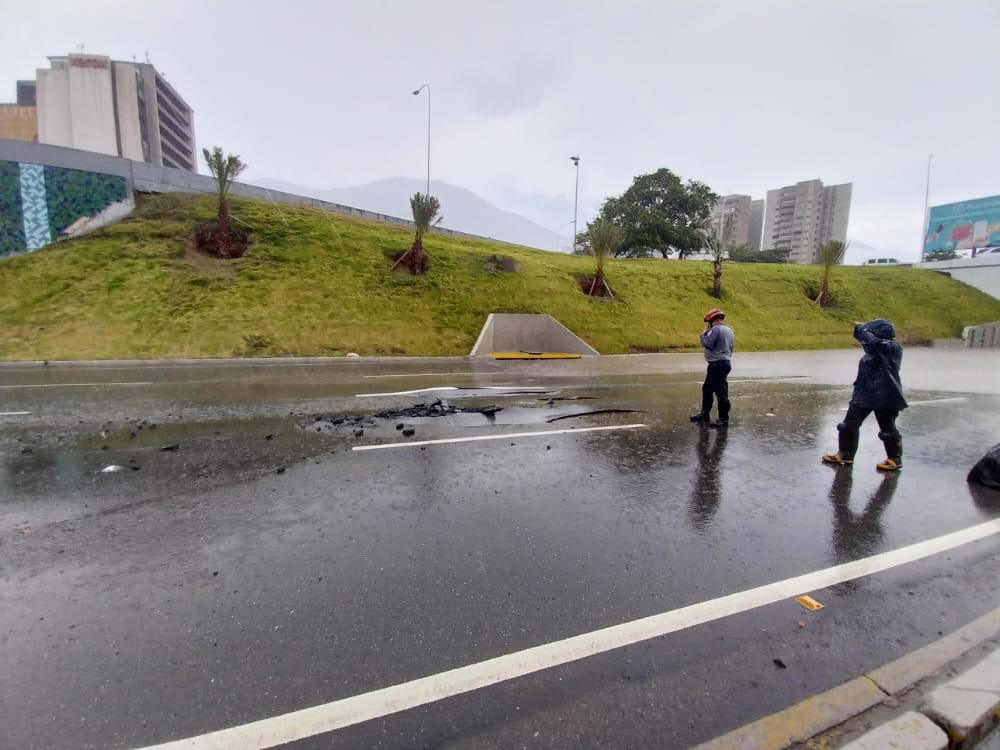 rcamachovzla's tweet photo. #Caracas Precaución en el Dist Altamira, sentido Centro. Se mantendrá restringido el tránsito vehicula en esa vía. Conductores serán desviados hacia la torre Británica y bajaran por la rampa en el Dist. Autoridades y Ministro de transporte en el sitio https://t.co/nQCkzOPUxn