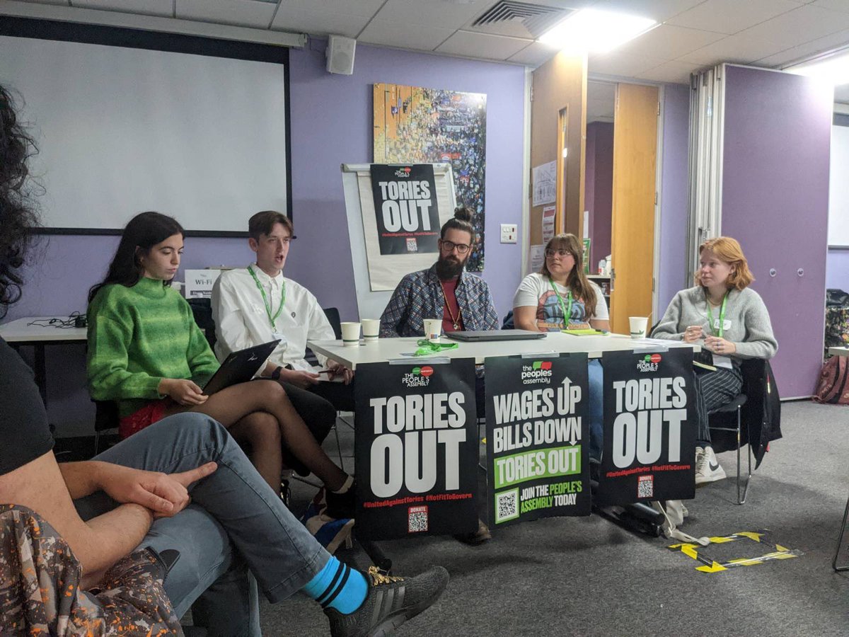 This evening our co-chair <a href="/micaelatr_/">micaela ☭</a> spoke at <a href="/PplsAssemblyMcr/">MCR PeoplesAssembly</a> event- about the importance of young people being active trade union members and organising in their workplaces ✊✊ alongside speakers from <a href="/ycl_northwest/">YCL North West</a> <a href="/RMTunion/">RMT</a> <a href="/PplsAssemblyMcr/">MCR PeoplesAssembly</a> and Just Stop Oil.