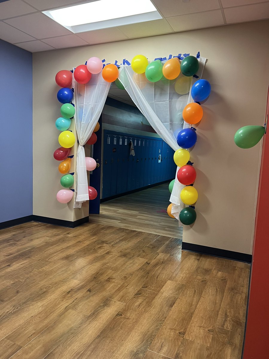 pphsstuco's tweet photo. Freshman hallway! 🪩 Theme was Footloose! #pphshoco #hoco2022 #hallwaydecor #netflixoriginal https://t.co/bh57oQcnKI