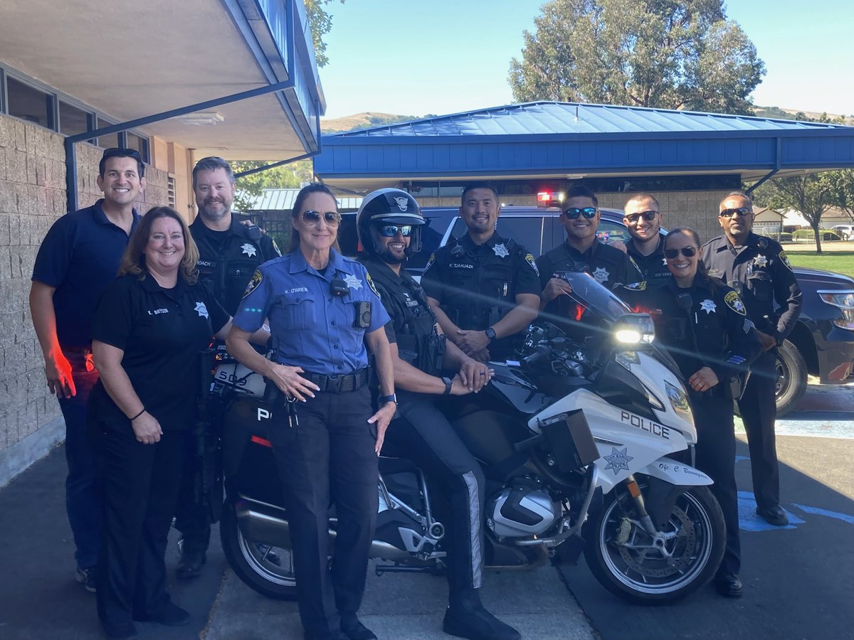 NAESeagles's tweet photo. Incredible to have @SanRamonPolice join us at recess for positive community experience with our Eagles. We had officers playing tetherball, Running races, signing autographs and answering many questions from our students! Gratitude to our friends in blue. @SRVUSD1 @NAESeagles https://t.co/BIxCOWsP1Z
