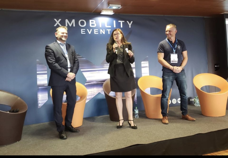 cros_alexandre's tweet photo. La dream team @LeMansTech1 achève la première journée #xmobility avec un enthousiasme partagé. À demain pour une matinée consacré aux impacts. @ofcourselemans #frenchtech #mobilites @ChartonPatricia @MAGALIXTOUPE @AMChesnier https://t.co/RkMUH4UcZv