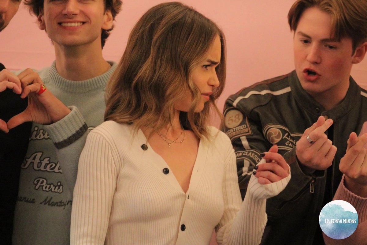 eclarkenetwork's tweet photo. Emilia Clarke trying to make a "🫰🏼", a series in four pictures. 😂 https://t.co/Ioqrl4qlq1