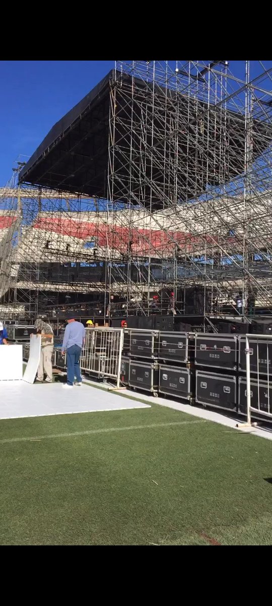 gnrsud's tweet photo. #FOTO | A tan sólo 2 DÍAS para el show en RIVER PLATE, el escenario toma forma.
También se puede ver el cobertor para el césped siendo colocado.

#GNRenArgentina 🔥🇦🇷 https://t.co/ee3lmnZq4R