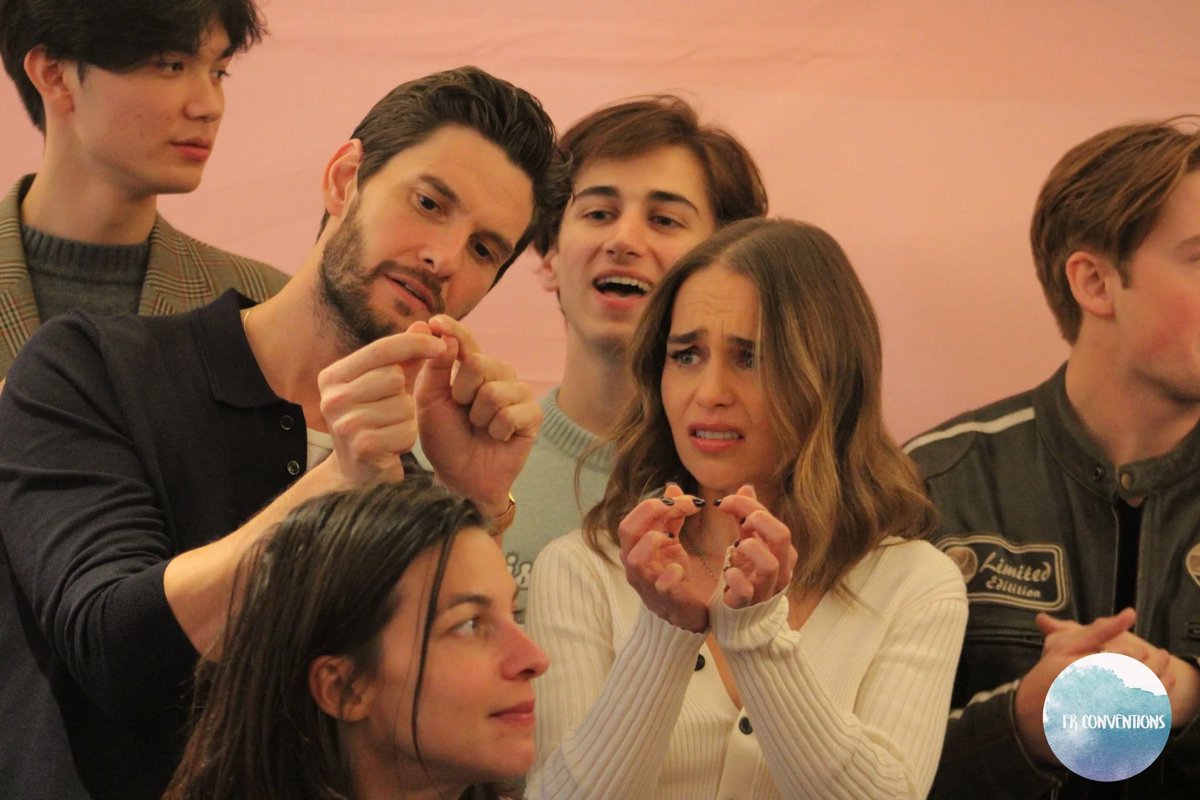 eclarkenetwork's tweet photo. Emilia Clarke trying to make a "🫰🏼", a series in four pictures. 😂 https://t.co/Ioqrl4qlq1
