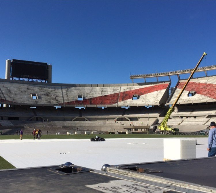 gnrsud's tweet photo. #FOTO | A tan sólo 2 DÍAS para el show en RIVER PLATE, el escenario toma forma.
También se puede ver el cobertor para el césped siendo colocado.

#GNRenArgentina 🔥🇦🇷 https://t.co/ee3lmnZq4R