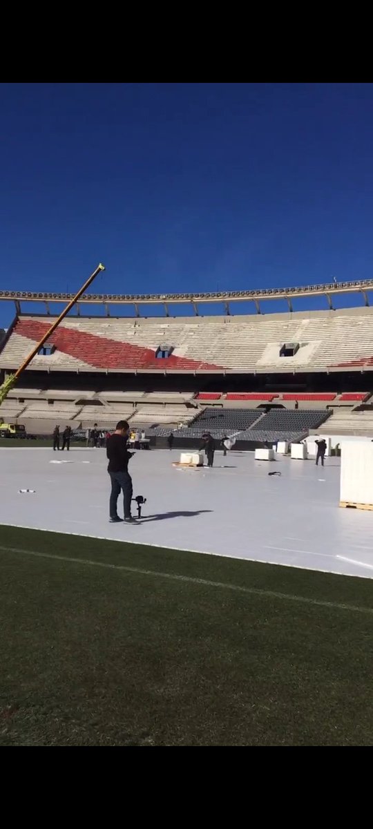 gnrsud's tweet photo. #FOTO | A tan sólo 2 DÍAS para el show en RIVER PLATE, el escenario toma forma.
También se puede ver el cobertor para el césped siendo colocado.

#GNRenArgentina 🔥🇦🇷 https://t.co/ee3lmnZq4R