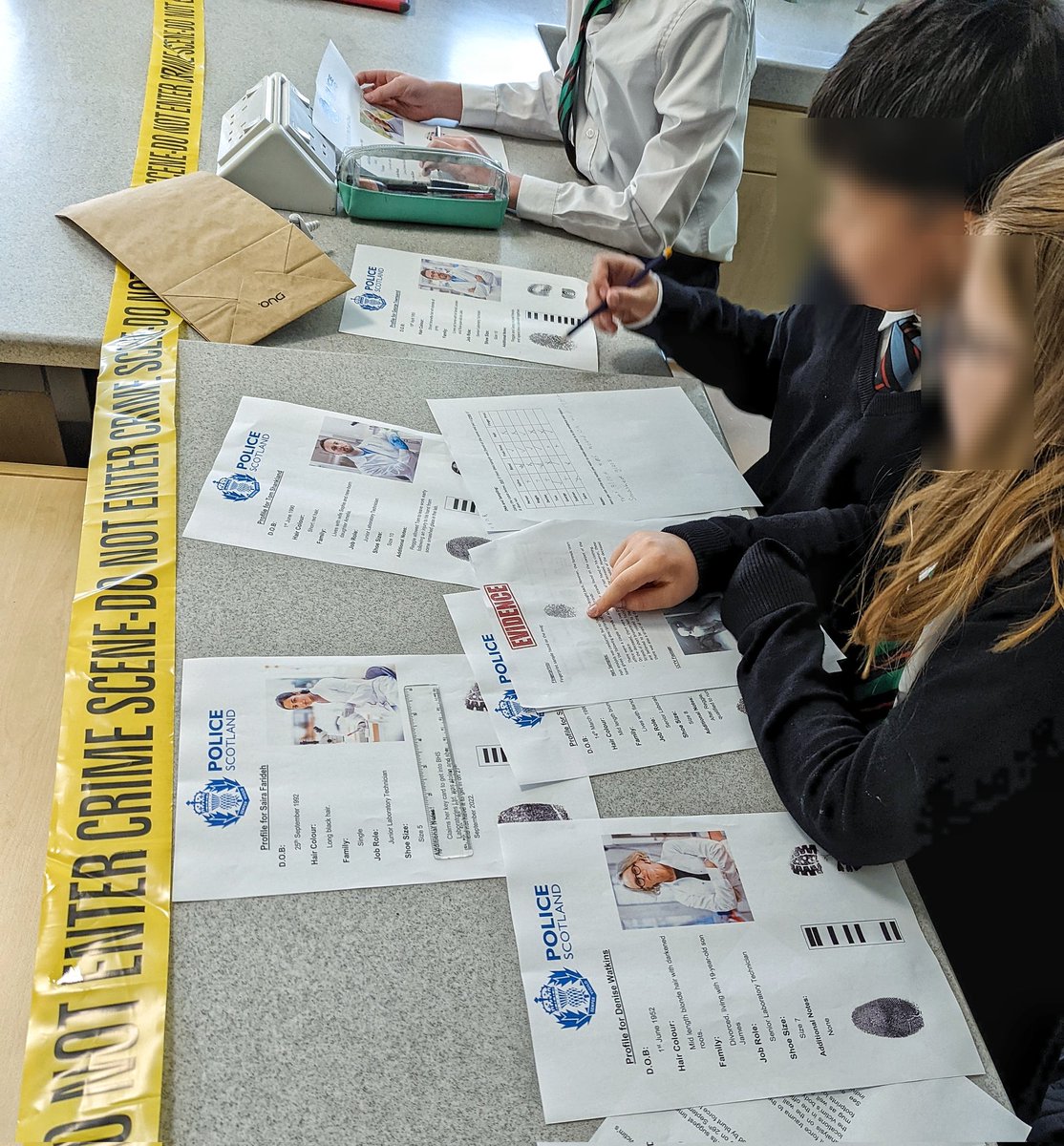 MrWatsonBiology's tweet image. My S1s really enjoyed putting on their detective hats today to identify who the suspect of a crime was. They used loads of skills, such as communication, literacy, problem solving, but most importantly their knowledge of DNA profiling to correctly identify the correct person 🕵🏻🩸