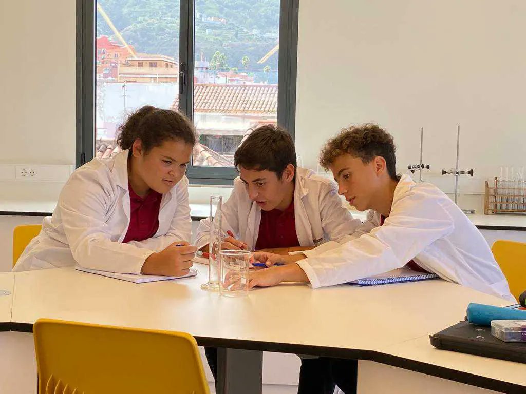 RealejosNazaret's tweet photo. 2° #EducaciónSecundaria se introduce en el trabajo de laboratorio. #FabLab #AulaMaker 
.
.
#ReDiseña #ReConsiderarElMomentum #ReCrea #NazaretRealejos @coleinnovadores https://t.co/JxGfdrgubN