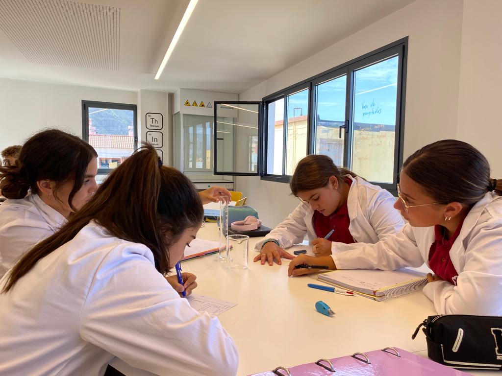 RealejosNazaret's tweet photo. 2° #EducaciónSecundaria se introduce en el trabajo de laboratorio. #FabLab #AulaMaker 
.
.
#ReDiseña #ReConsiderarElMomentum #ReCrea #NazaretRealejos @coleinnovadores https://t.co/JxGfdrgubN